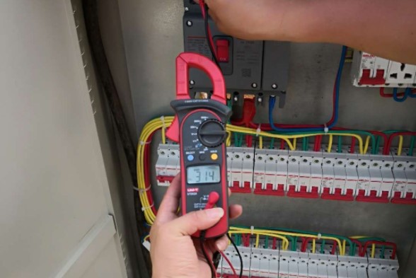 家里电压偏高 家里电压偏高240v怎么解决(220v电压过高到280V怎么办)(图1)