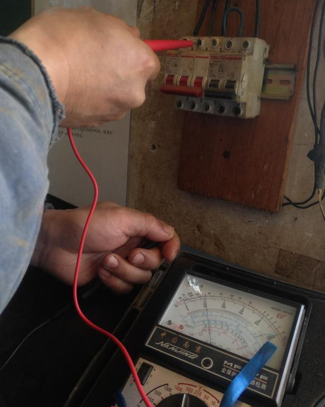 万用表辨别零线火线的方法图片(图1) 万用表辨别零线火线的方法图片(图1)