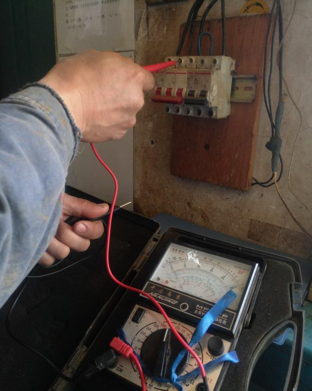 万用表辨别零线火线的方法图片(图2) 万用表辨别零线火线的方法图片(图2)